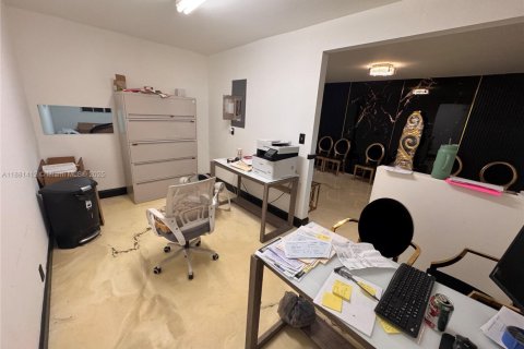 Commercial property in Miami, Florida № 1977658 - photo 16