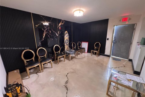 Commercial property in Miami, Florida № 1977658 - photo 15