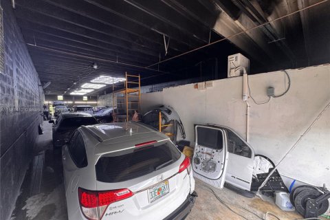 Commercial property in Miami, Florida № 1977658 - photo 9