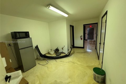 Commercial property in Miami, Florida № 1977658 - photo 12