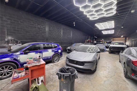 Commercial property in Miami, Florida № 1977658