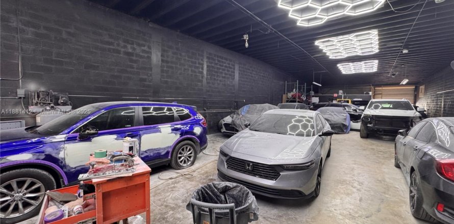 Commercial property in Miami, Florida № 1977658