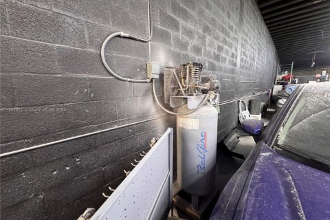 Commercial property in Miami, Florida № 1977658 - photo 8