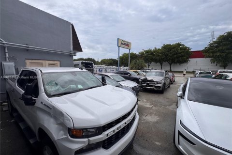 Commercial property in Miami, Florida № 1977658 - photo 11