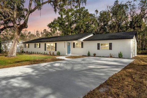 House in Lakeland, Florida 3 bedrooms, 200.67 sq.m. № 2112245