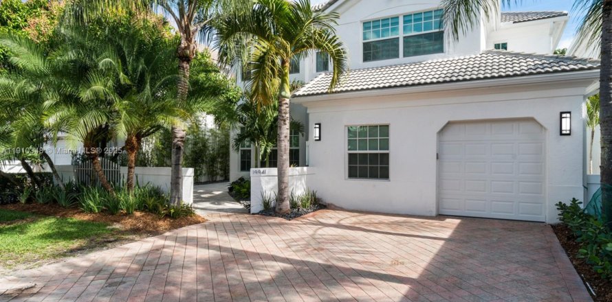 Casa en Aventura, Florida 5 dormitorios, 326.18 m2 № 1966476