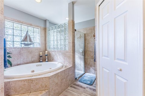 Casa en venta en Cape Coral, Florida, 4 dormitorios № 2000214 - foto 30