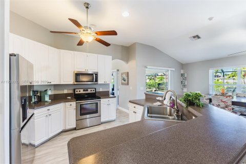 Casa en venta en Cape Coral, Florida, 4 dormitorios № 2000214 - foto 14