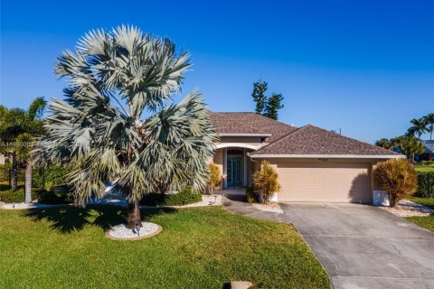 Casa en venta en Cape Coral, Florida, 4 dormitorios № 2000214 - foto 3