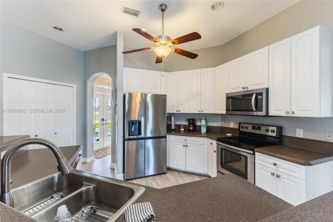 Casa en venta en Cape Coral, Florida, 4 dormitorios № 2000214 - foto 12