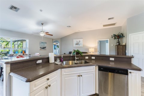 Casa en venta en Cape Coral, Florida, 4 dormitorios № 2000214 - foto 16