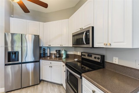 Casa en venta en Cape Coral, Florida, 4 dormitorios № 2000214 - foto 15