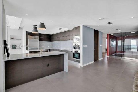 Condominio en alquiler en Miami, Florida, 3 dormitorios, 245.91 m2 № 2030991 - foto 10