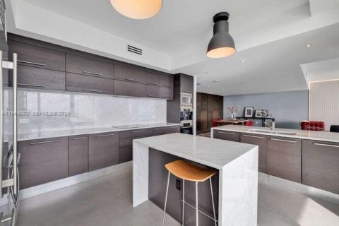 Condominio en alquiler en Miami, Florida, 3 dormitorios, 245.91 m2 № 2030991 - foto 15