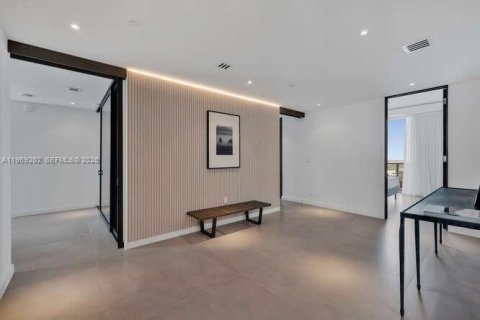 Condominio en alquiler en Miami, Florida, 3 dormitorios, 245.91 m2 № 2030991 - foto 25