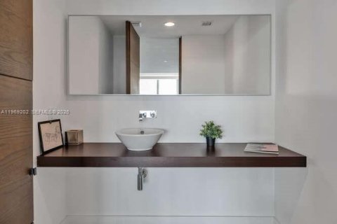 Condominio en alquiler en Miami, Florida, 3 dormitorios, 245.91 m2 № 2030991 - foto 24