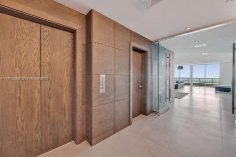 Condominio en alquiler en Miami, Florida, 3 dormitorios, 245.91 m2 № 2030991 - foto 3