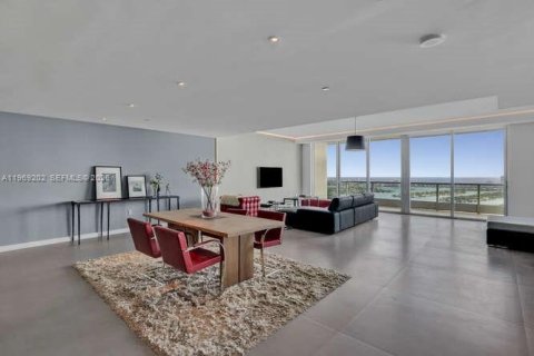 Condominio en alquiler en Miami, Florida, 3 dormitorios, 245.91 m2 № 2030991 - foto 4