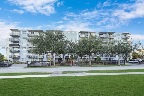 Condo in North Miami, Florida, 2 bedrooms № 2251792 - photo 2