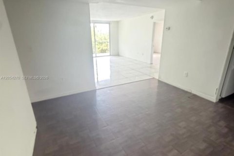 Condo in North Miami, Florida, 2 bedrooms № 2251792 - photo 4