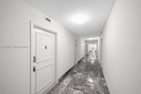 Condo in North Miami, Florida, 2 bedrooms № 2251792 - photo 15