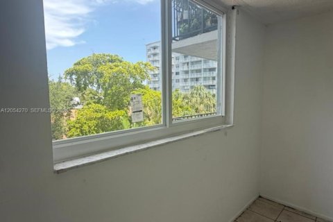 Condo in North Miami, Florida, 2 bedrooms № 2251792 - photo 9