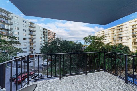 Condo in North Miami, Florida, 2 bedrooms № 2251792 - photo 13