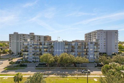 Condo in North Miami, Florida, 2 bedrooms № 2251792