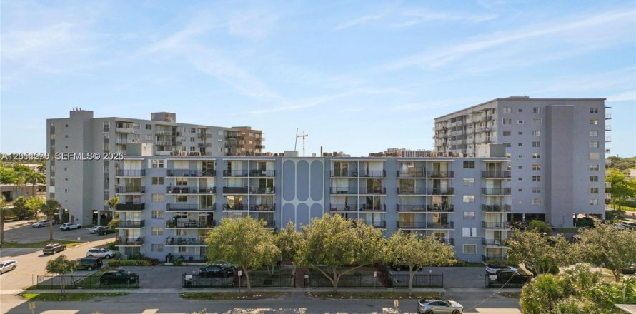 Condo in North Miami, Florida, 2 bedrooms № 2251792