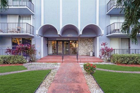 Condo in North Miami, Florida, 2 bedrooms № 2251792 - photo 16