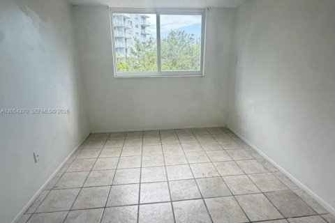 Condo in North Miami, Florida, 2 bedrooms № 2251792 - photo 3