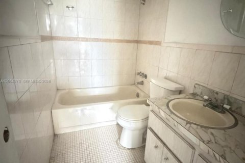 Condo in North Miami, Florida, 2 bedrooms № 2251792 - photo 8