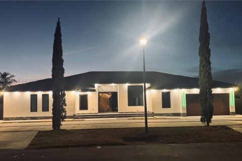 Villa ou maison à vendre à Miami, Floride: 5 chambres, 308.06 m2 № 2033573 - photo 2