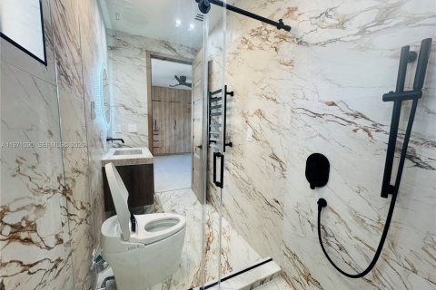 Villa ou maison à vendre à Miami, Floride: 5 chambres, 308.06 m2 № 2033573 - photo 12