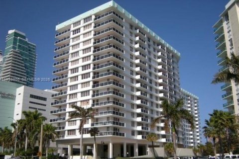 Condo in Hollywood, Florida, 2 bedrooms  № 2000033 - photo 2