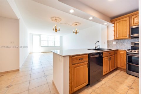 Condo in Hollywood, Florida, 2 bedrooms  № 2000033 - photo 8