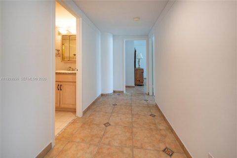 Condo in Hollywood, Florida, 2 bedrooms  № 2000033 - photo 11