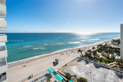 Condo in Hollywood, Florida, 2 bedrooms  № 2000033 - photo 27