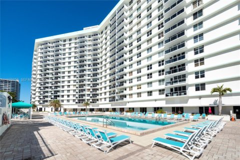 Condo in Hollywood, Florida, 2 bedrooms  № 2000033 - photo 23