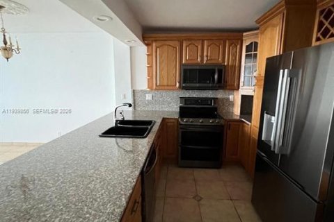 Condo in Hollywood, Florida, 2 bedrooms  № 2000033 - photo 4