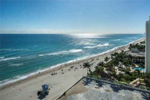 Condo in Hollywood, Florida, 2 bedrooms  № 2000033 - photo 24