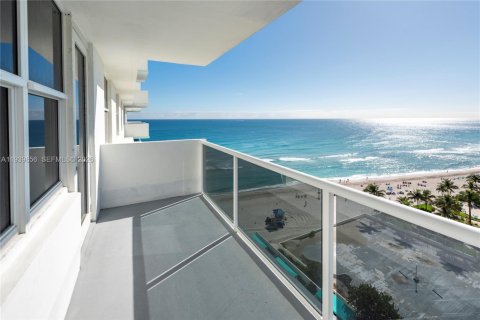 Condo in Hollywood, Florida, 2 bedrooms  № 2000033 - photo 26