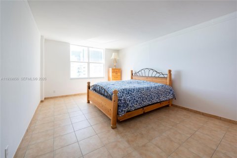 Condo in Hollywood, Florida, 2 bedrooms  № 2000033 - photo 19