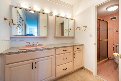 Condo in Hollywood, Florida, 2 bedrooms  № 2000033 - photo 20