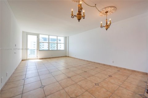 Condo in Hollywood, Florida, 2 bedrooms  № 2000033 - photo 12