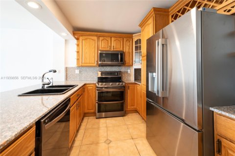 Condo in Hollywood, Florida, 2 bedrooms  № 2000033 - photo 5