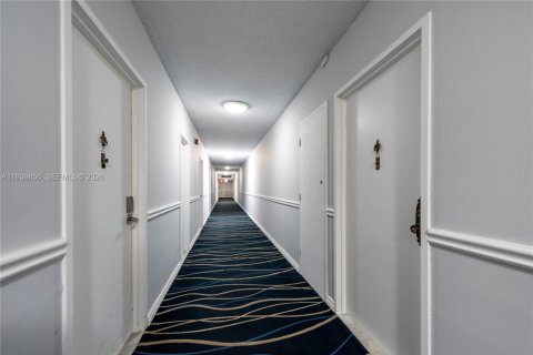 Condo in Hollywood, Florida, 2 bedrooms  № 2000033 - photo 30