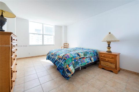 Condo in Hollywood, Florida, 2 bedrooms  № 2000033 - photo 17