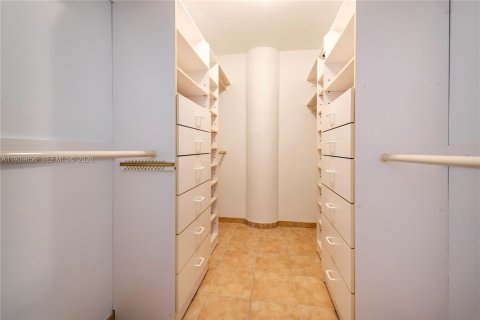 Condo in Hollywood, Florida, 2 bedrooms  № 2000033 - photo 14