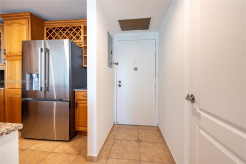 Condo in Hollywood, Florida, 2 bedrooms  № 2000033 - photo 7